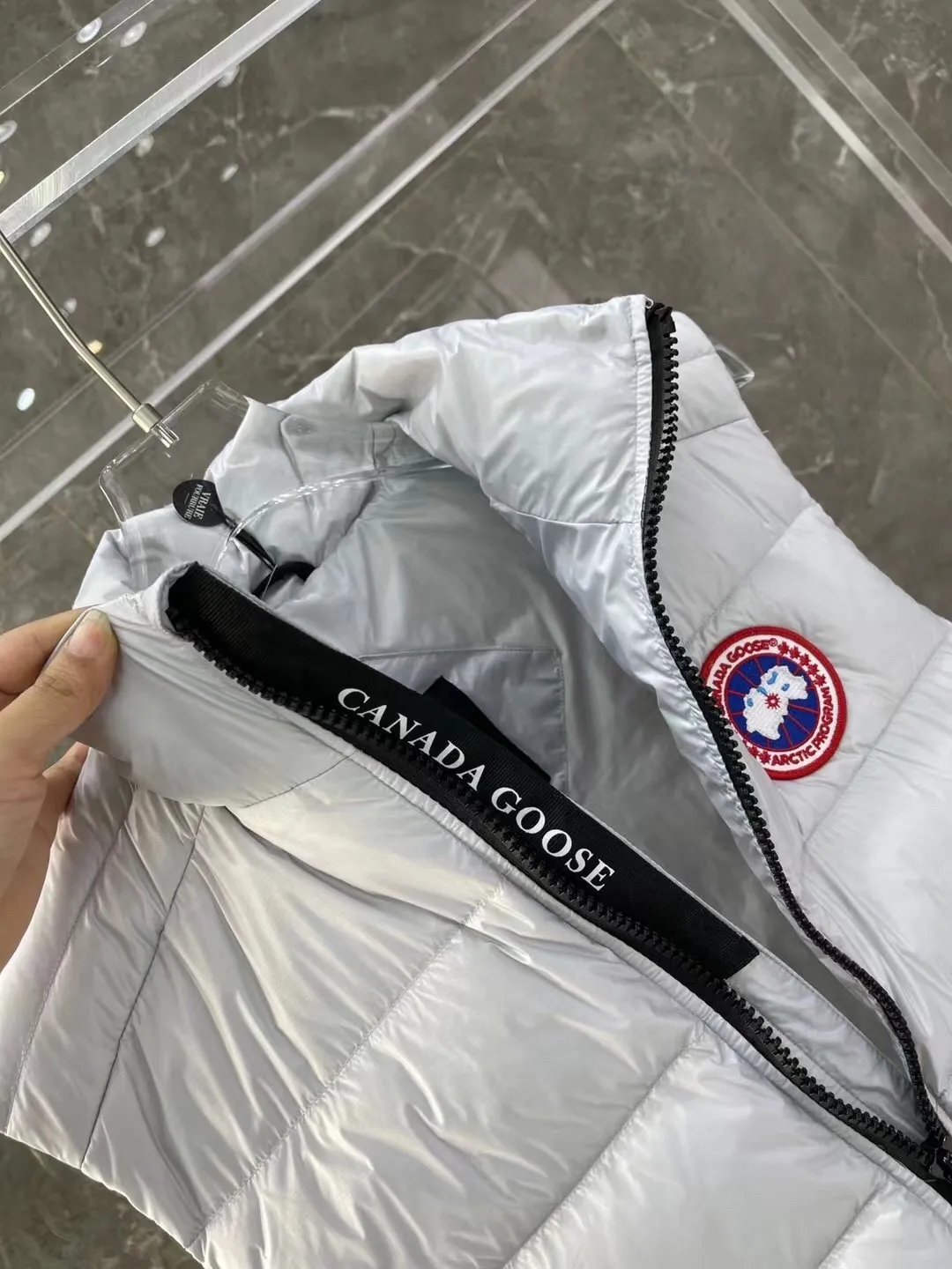 P480 top version Canadian brand vest new model Canada Goose has always been recognized as the warmest down jacket. Various Instagram celebrities, Internet celebrities, and celebrities often wear it for street photos. I make Canada Goose every year, but I still can’t get rid of my love for it. No matter how cold the days are, there is no need to be afraid, because there is! Filled with 90% white duck down, it is the legendary warmest down jacket and is known as a must-have for Arctic outdoor sports! The most popular down jacket in the world, celebrities are rushing to buy it, it is a must-have! Same style for men and women Size: xs ~ xxl